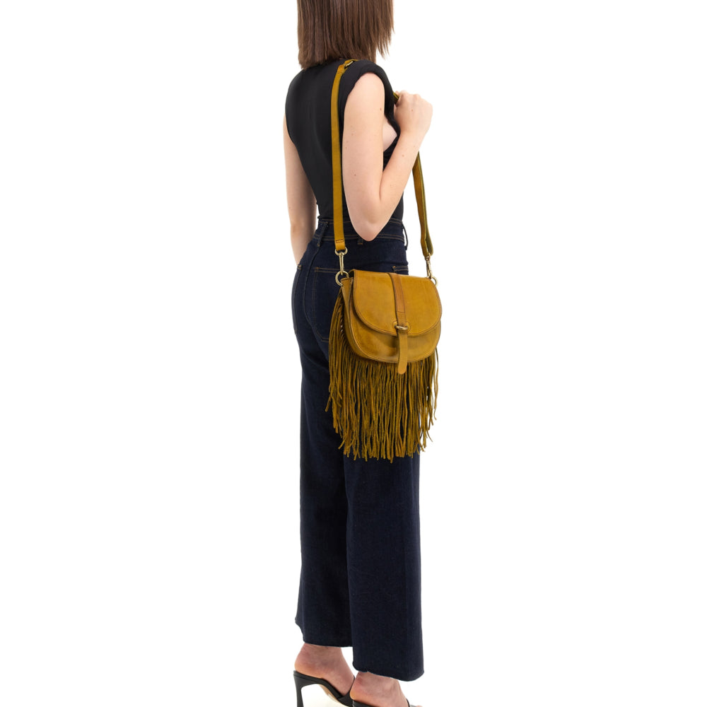 Borsa a tracolla con frange in pelle, tracolla staccabile e regolabile, chiusura con bottone magnetico.