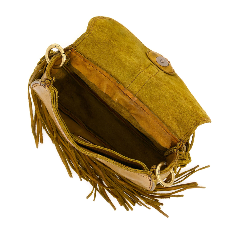 Borsa a tracolla con frange in pelle, tracolla staccabile e regolabile, chiusura con bottone magnetico.