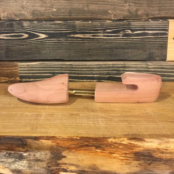 Tendiscarpe Uomo in legno di Cedro