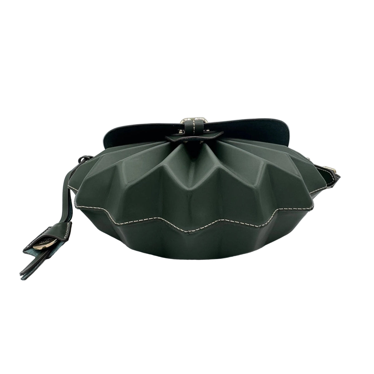 Scopri la borsa a spalla Boldrini Origami 07688 Alloro, in pelle lavorata a mano con pieghe ispirate agli origami e tasche interne. Made in Italy.
