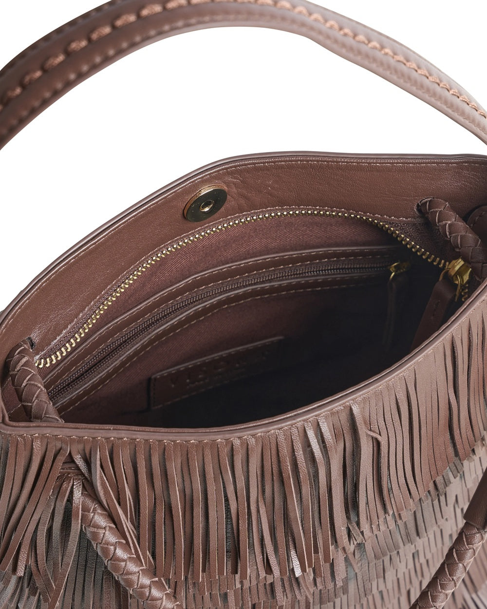 Borsa di medie dimensioni, realizzata interamente in pelle e arricchita di frange. Piccola maniglia più due grandi, fisse.