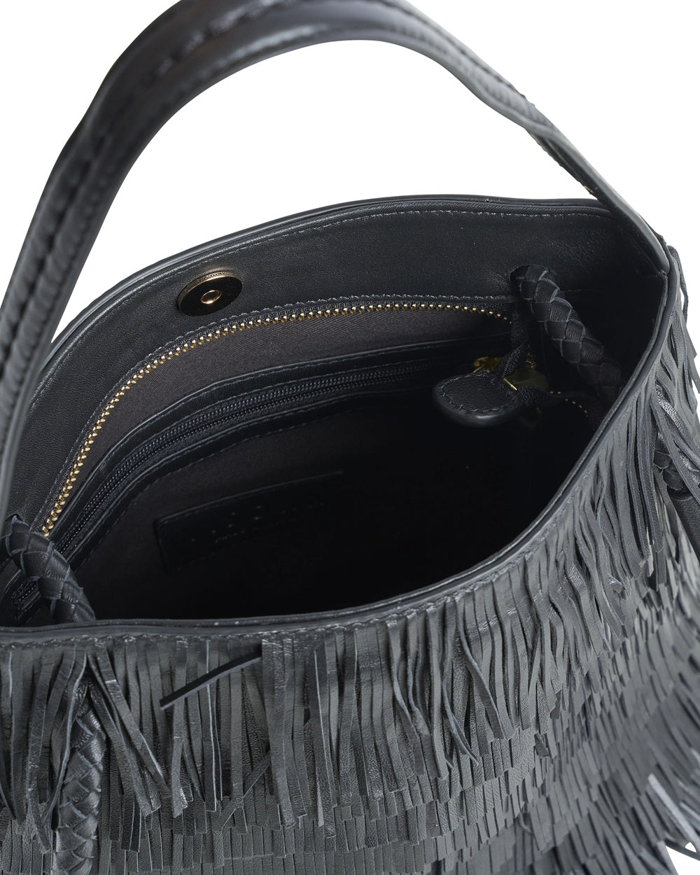 Borsa di medie dimensioni, realizzata interamente in pelle e arricchita di frange. Piccola maniglia più due grandi, fisse. Made in Italy