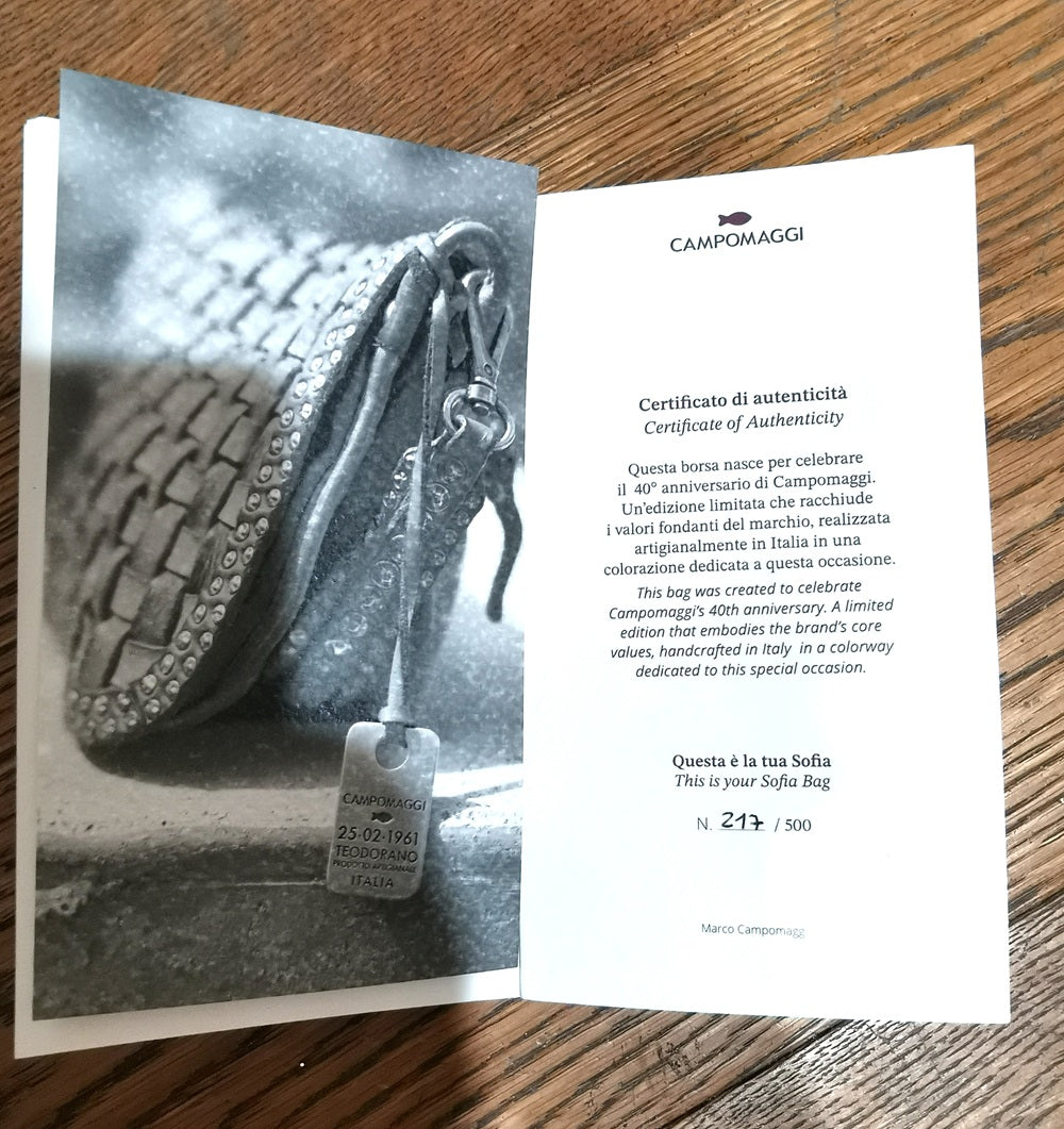 Borsa monospalla, realizzata interamente in pelle, nata per celebrare i 40 anni di Campomaggi.