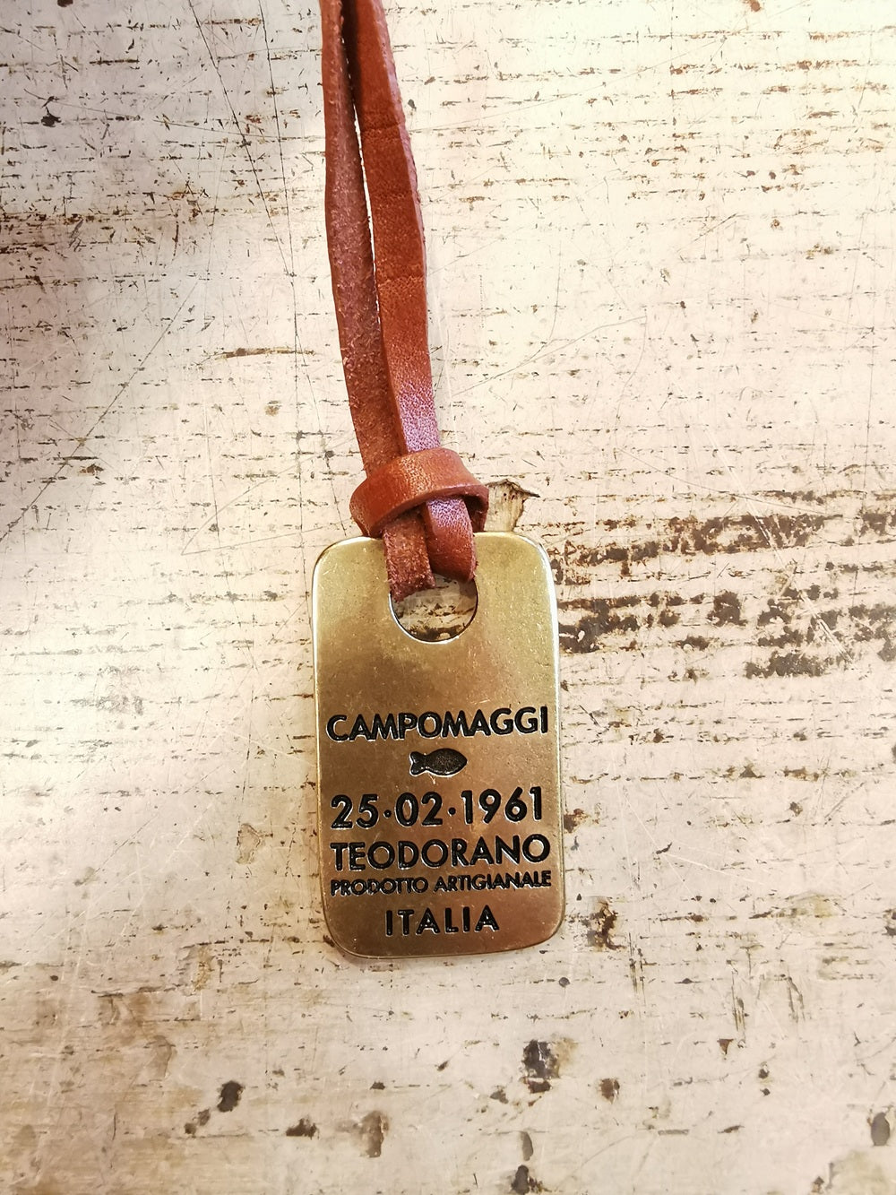 Borsa monospalla, realizzata interamente in pelle, nata per celebrare i 40 anni di Campomaggi.