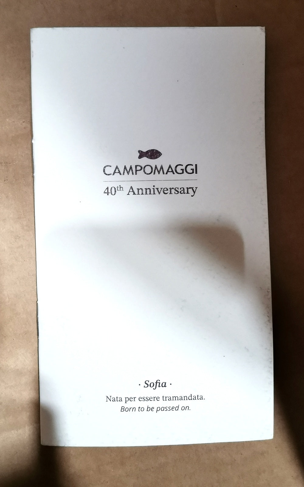 Borsa monospalla, realizzata interamente in pelle, nata per celebrare i 40 anni di Campomaggi.