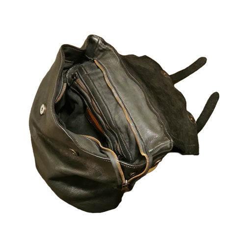 Borsa che si trasforma e diventa zaino, interamente realizzata in morbida pelle. Made in Italy