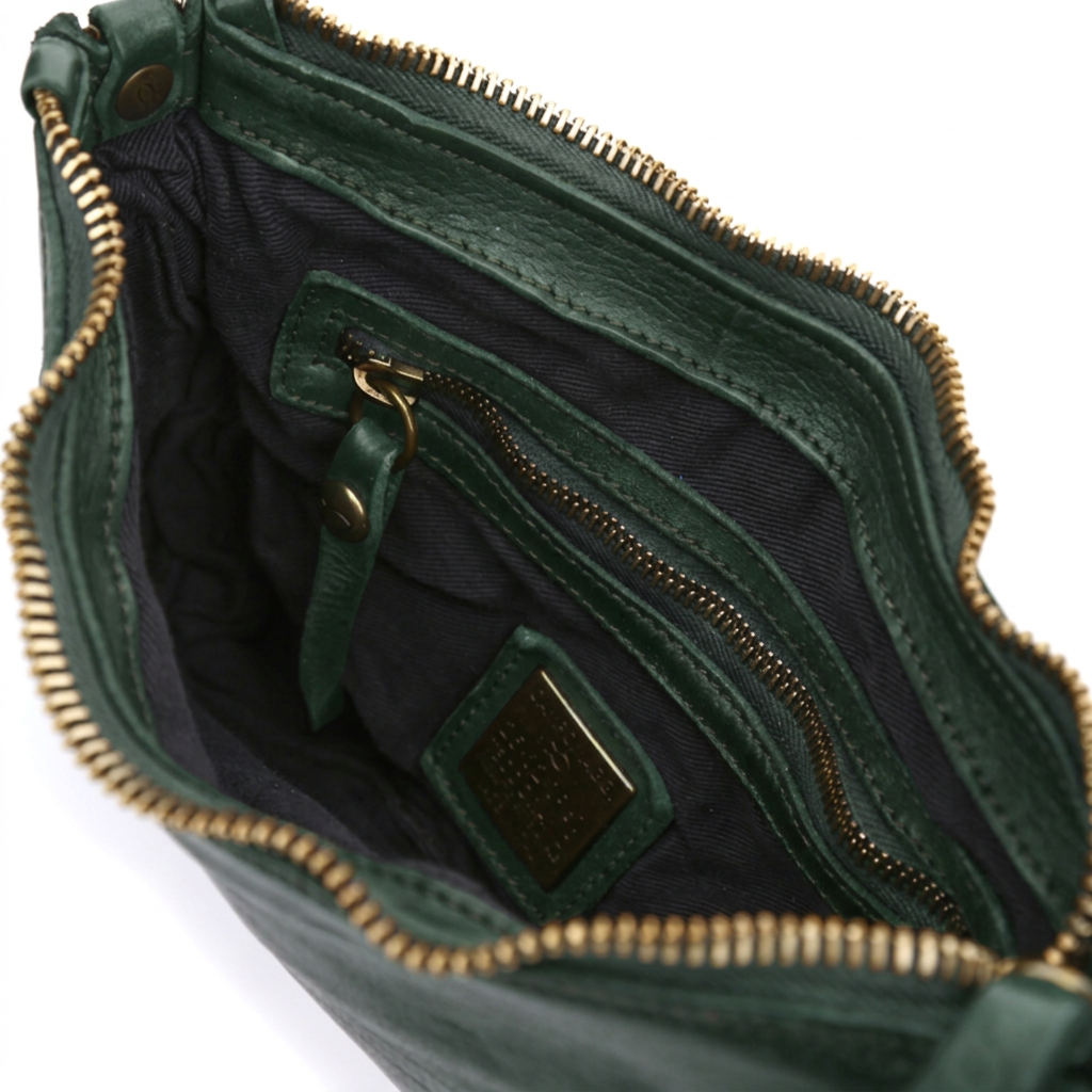 Interno della borsa Eva Campomaggi verde bottiglia con fodera nera e tasca con zip