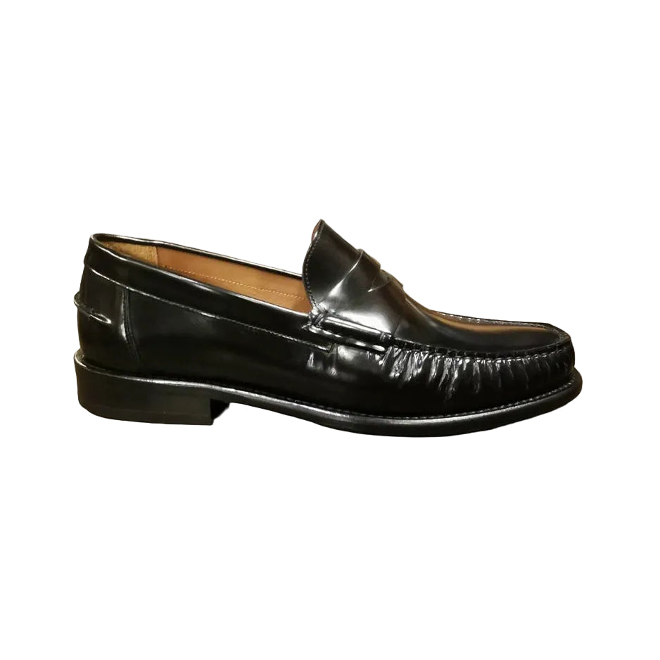 Mocassino da uomo, in pelle di vitello spazzolato. Modello classico, elegante che non passa mai di moda. Made in Italy