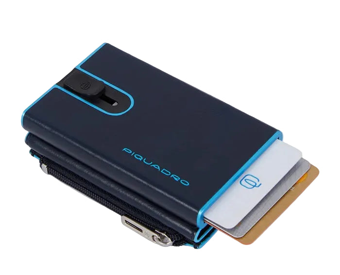 Portafoglio compatto, porta carte con pratica tasca con zip in cui riporre le monete, di Piquadro. Piccolo, leggero, realizzato in morbida pelle con case in alluminio e protezione RFID.