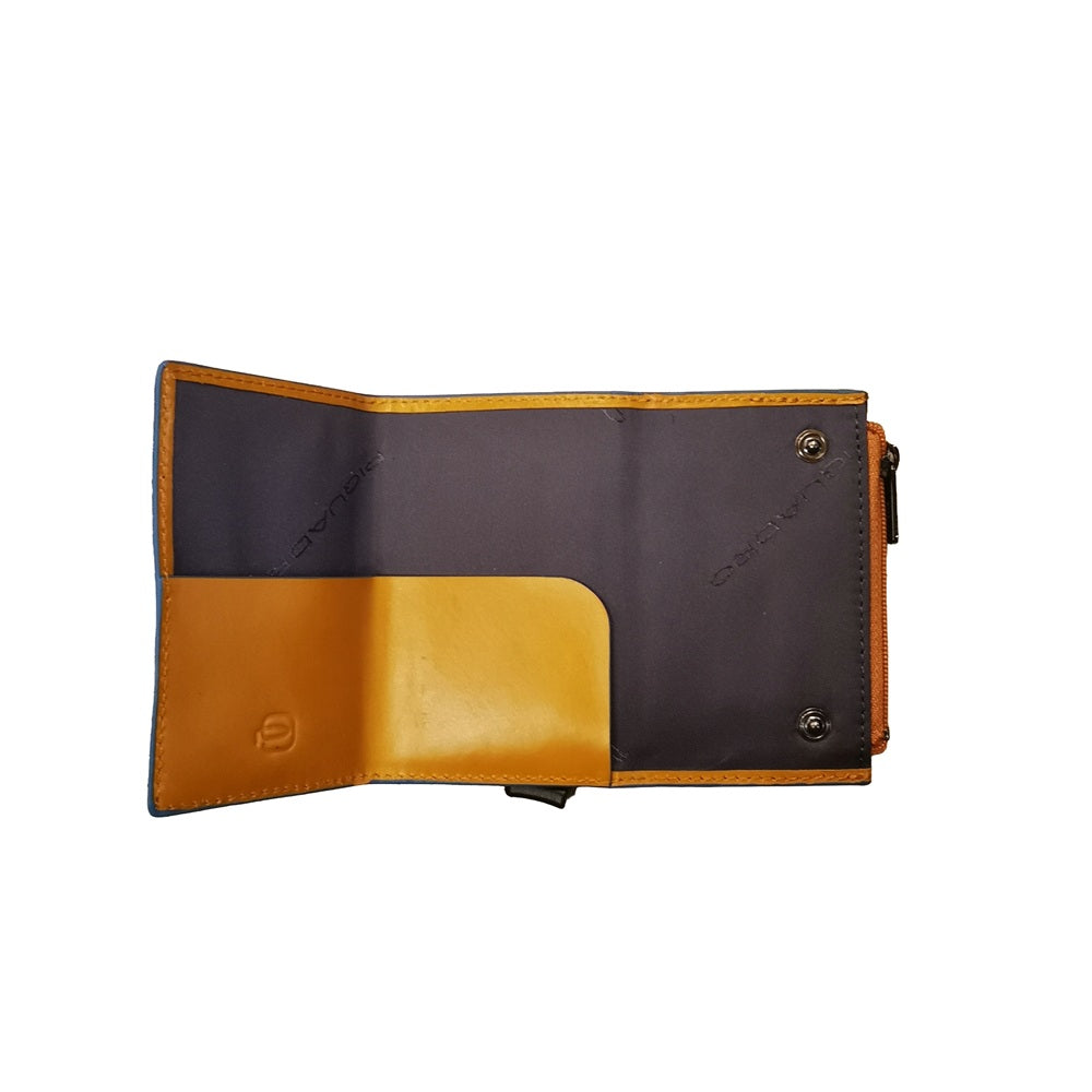 Portafoglio compatto, porta carte con pratica tasca con zip in cui riporre le monete, di Piquadro. Piccolo, leggero, realizzato in morbida pelle con case in alluminio e protezione RFID.