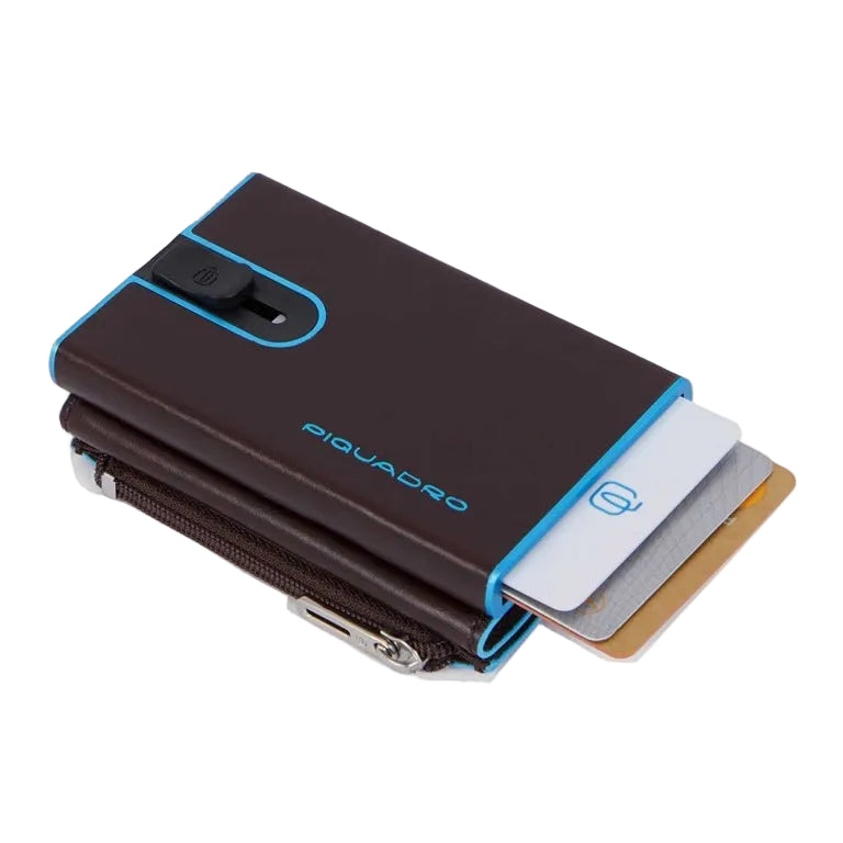 Portafoglio compatto, porta carte con pratica tasca con zip in cui riporre le monete, di Piquadro. Piccolo, leggero, realizzato in morbida pelle con case in alluminio e protezione RFID.