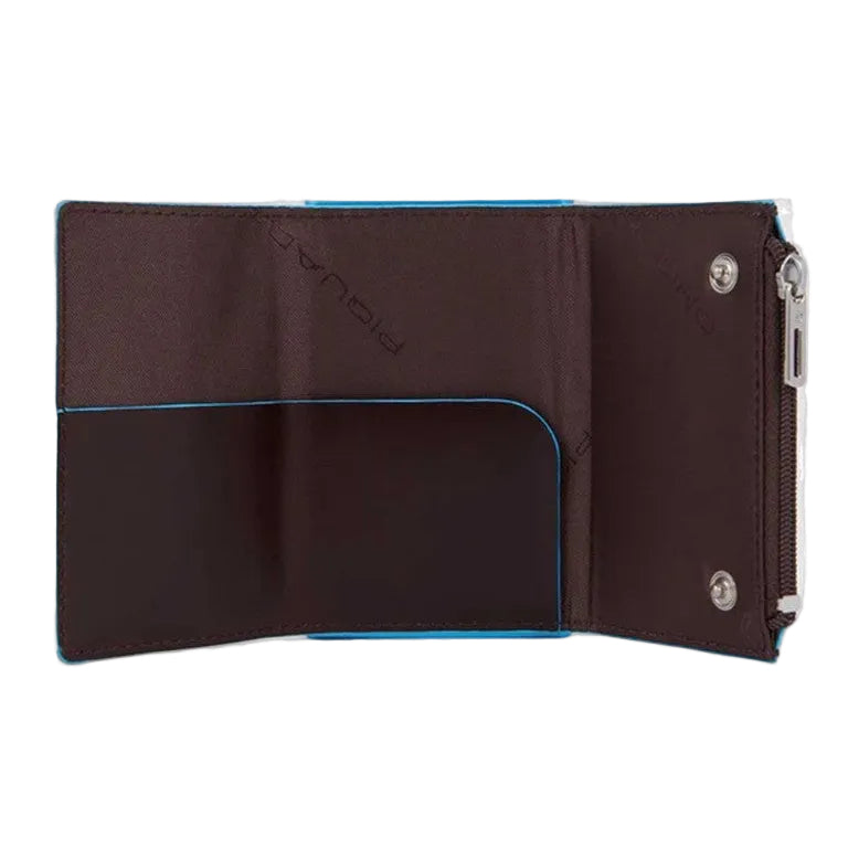 Portafoglio compatto, porta carte con pratica tasca con zip in cui riporre le monete, di Piquadro. Piccolo, leggero, realizzato in morbida pelle con case in alluminio e protezione RFID.
