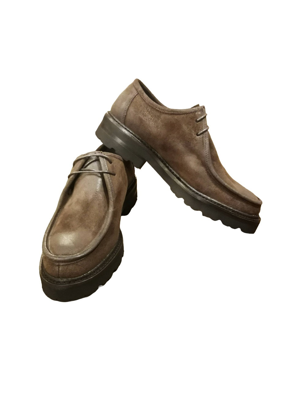 Scarpa bassa stringata da donna, realizzata in pelle scamosciata Velour, conosciuta per la sua sensazione di lusso e per la sua capacità di adattarsi bene a diverse forme e strutture. Made in Italy