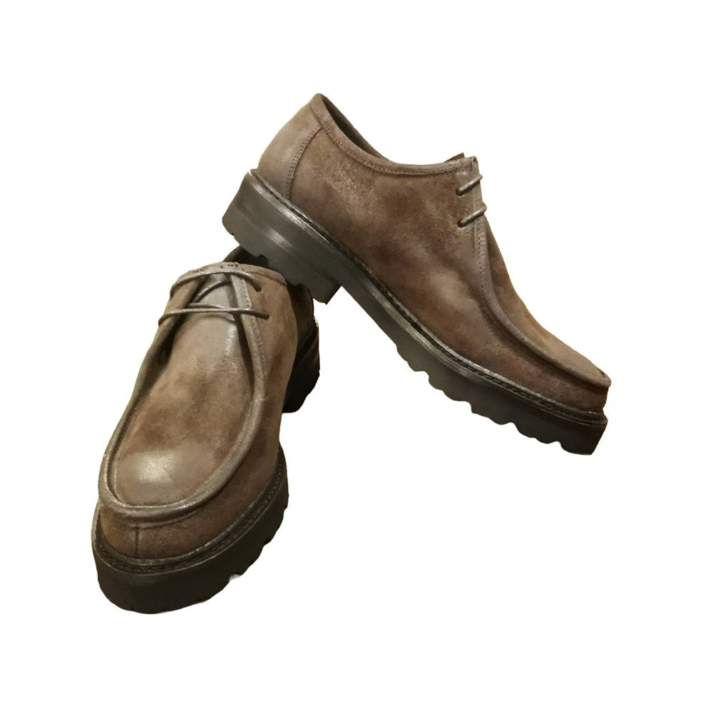 Scarpa bassa stringata da donna, realizzata in pelle scamosciata Velour, conosciuta per la sua sensazione di lusso e per la sua capacità di adattarsi bene a diverse forme e strutture. Made in Italy