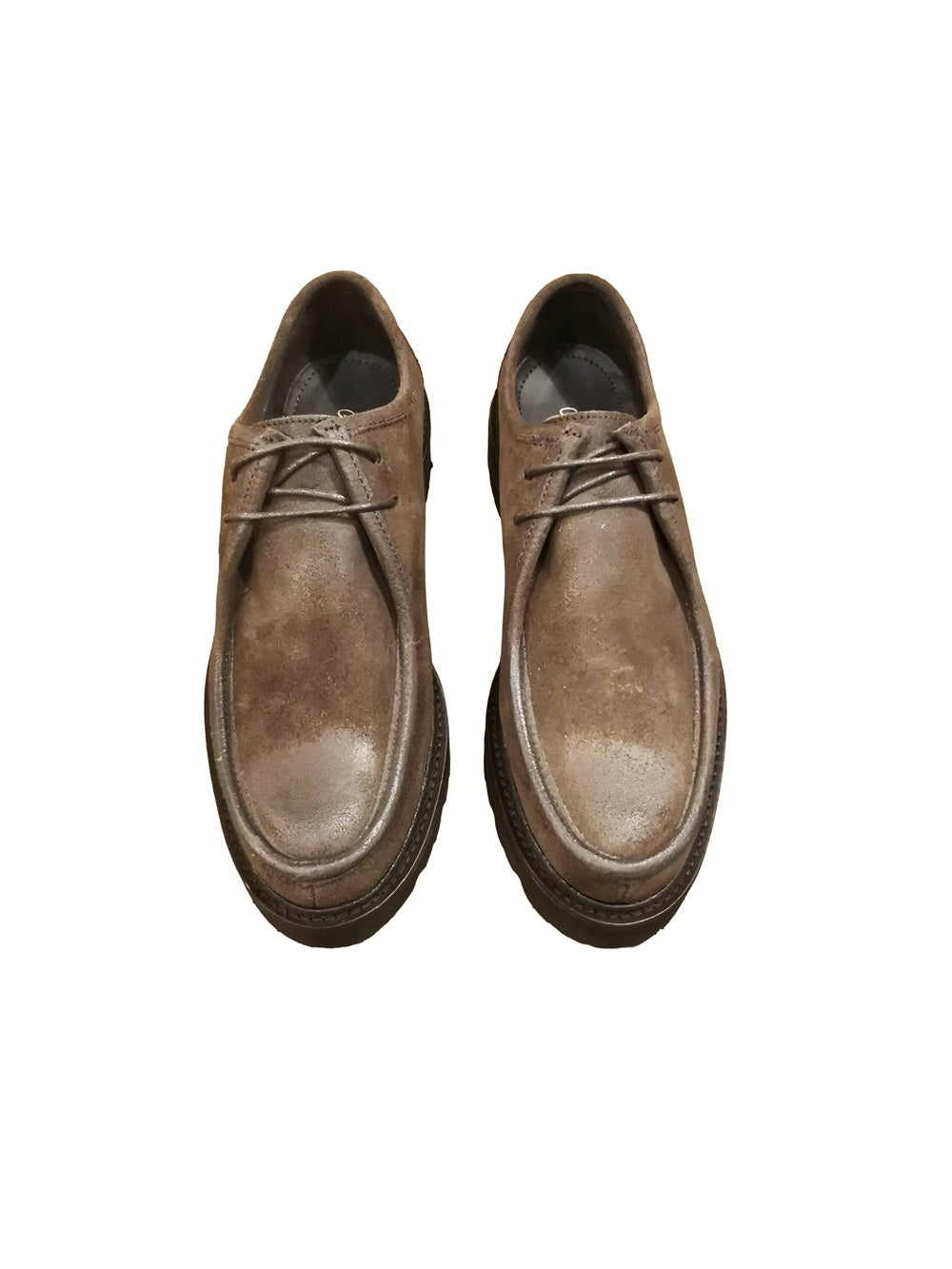 Scarpa bassa stringata da donna, realizzata in pelle scamosciata Velour, conosciuta per la sua sensazione di lusso e per la sua capacità di adattarsi bene a diverse forme e strutture. Made in Italy