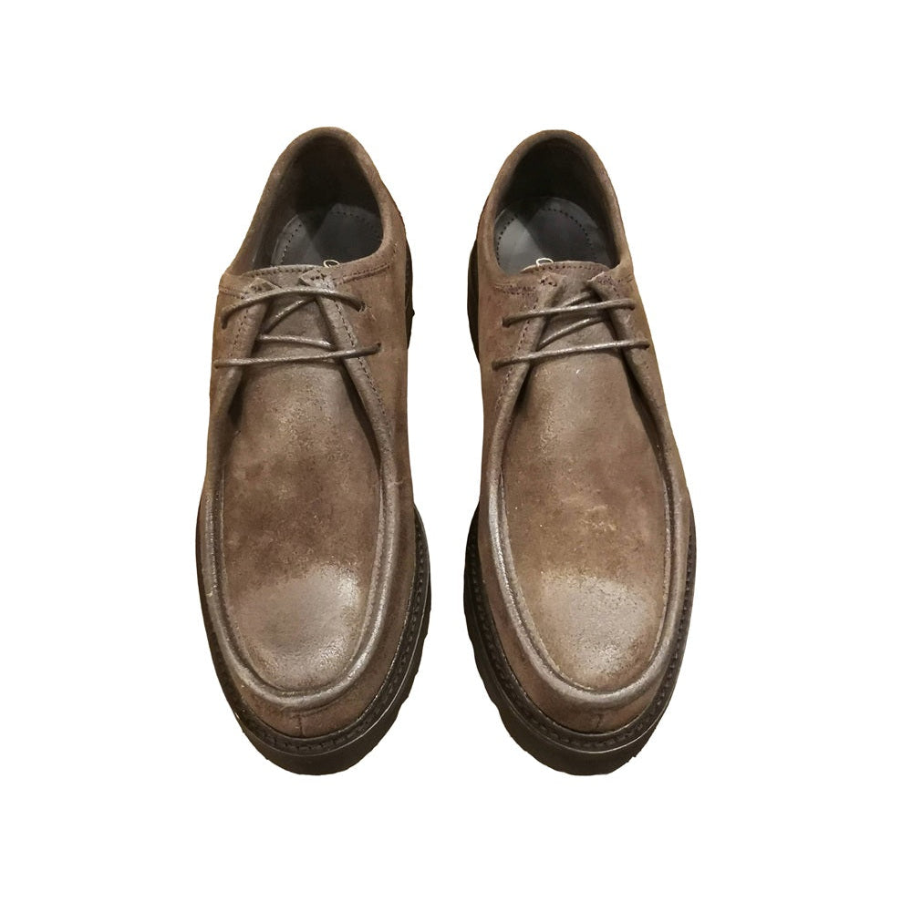 Scarpa bassa stringata da donna, realizzata in pelle scamosciata Velour, conosciuta per la sua sensazione di lusso e per la sua capacità di adattarsi bene a diverse forme e strutture. Made in Italy