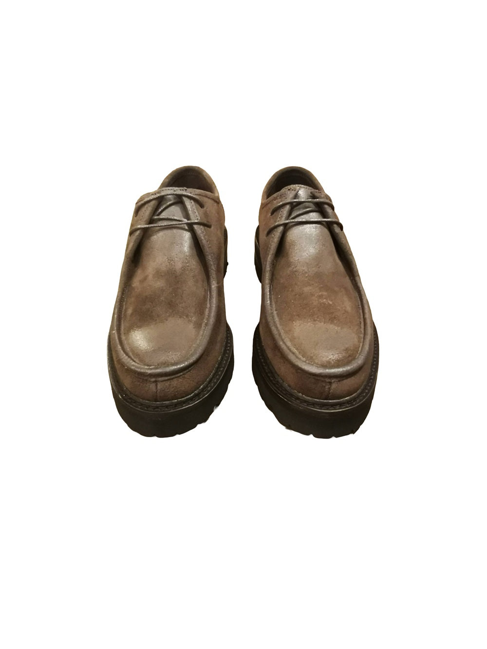 Scarpa bassa stringata da donna, realizzata in pelle scamosciata Velour, conosciuta per la sua sensazione di lusso e per la sua capacità di adattarsi bene a diverse forme e strutture. Made in Italy