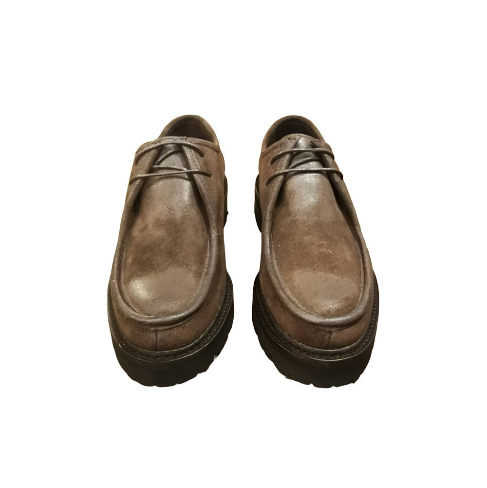 Scarpa bassa stringata da donna, realizzata in pelle scamosciata Velour, conosciuta per la sua sensazione di lusso e per la sua capacità di adattarsi bene a diverse forme e strutture. Made in Italy
