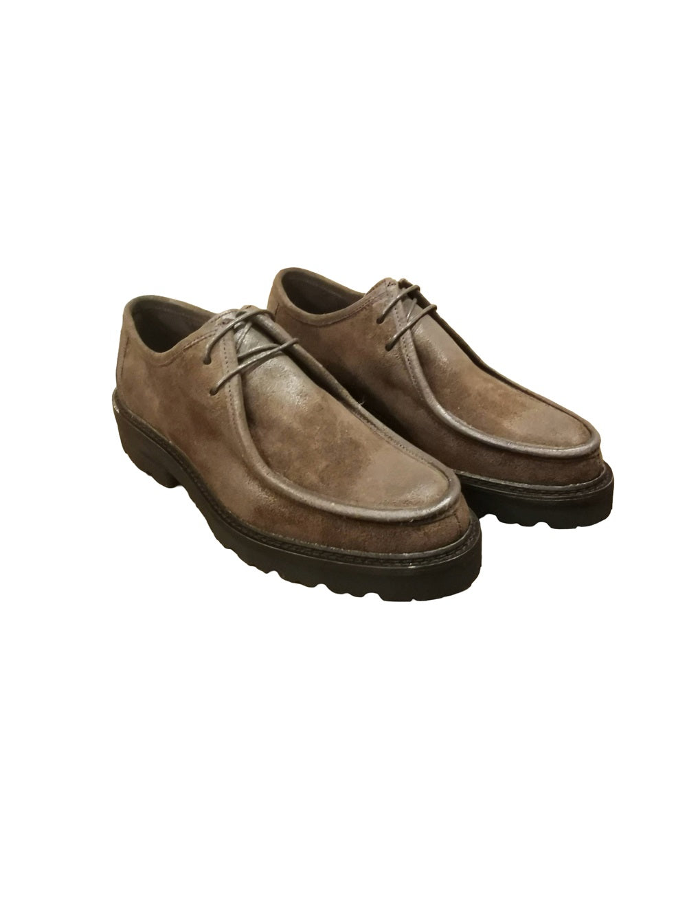 Scarpa bassa stringata da donna, realizzata in pelle scamosciata Velour, conosciuta per la sua sensazione di lusso e per la sua capacità di adattarsi bene a diverse forme e strutture. Made in Italy