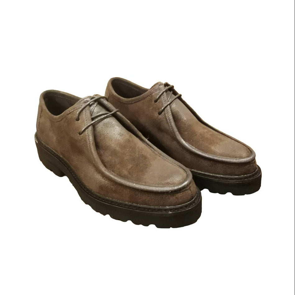 Scarpa bassa stringata da donna, realizzata in pelle scamosciata Velour, conosciuta per la sua sensazione di lusso e per la sua capacità di adattarsi bene a diverse forme e strutture. Made in Italy