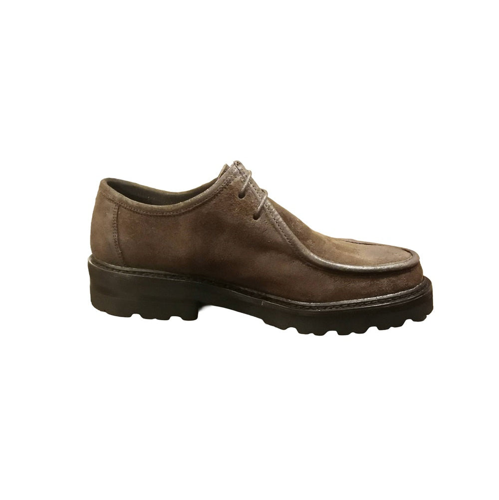 Scarpa bassa stringata da donna, realizzata in pelle scamosciata Velour, conosciuta per la sua sensazione di lusso e per la sua capacità di adattarsi bene a diverse forme e strutture. Made in Italy