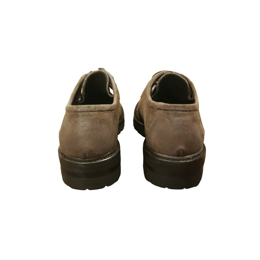 Scarpa bassa stringata da donna, realizzata in pelle scamosciata Velour, conosciuta per la sua sensazione di lusso e per la sua capacità di adattarsi bene a diverse forme e strutture. Made in Italy