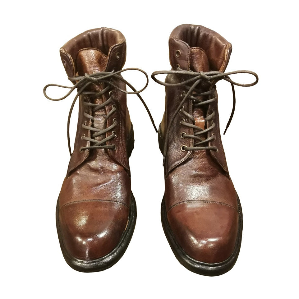 Stivaletto alto stringato da uomo, classico, elegante, un modello che non passa mai di moda.