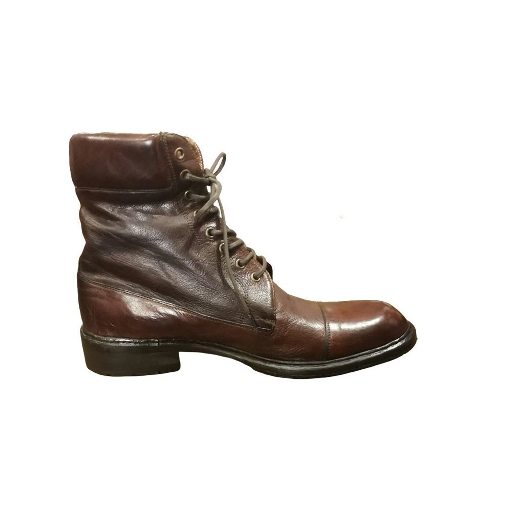 Stivaletto alto stringato da uomo, classico, elegante, un modello che non passa mai di moda.