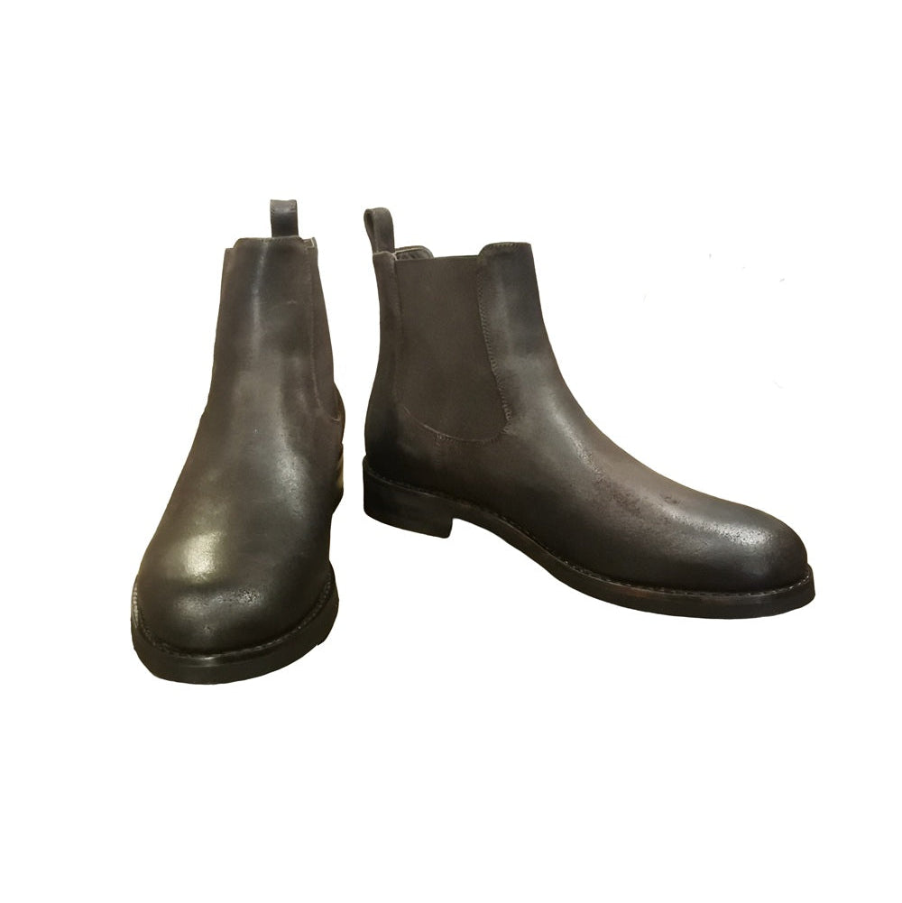 Stivaletto da uomo, in pelle rovesciata in Nabuk. Pratico e facile da indossare grazie alle due bande elastiche poste sui lati.