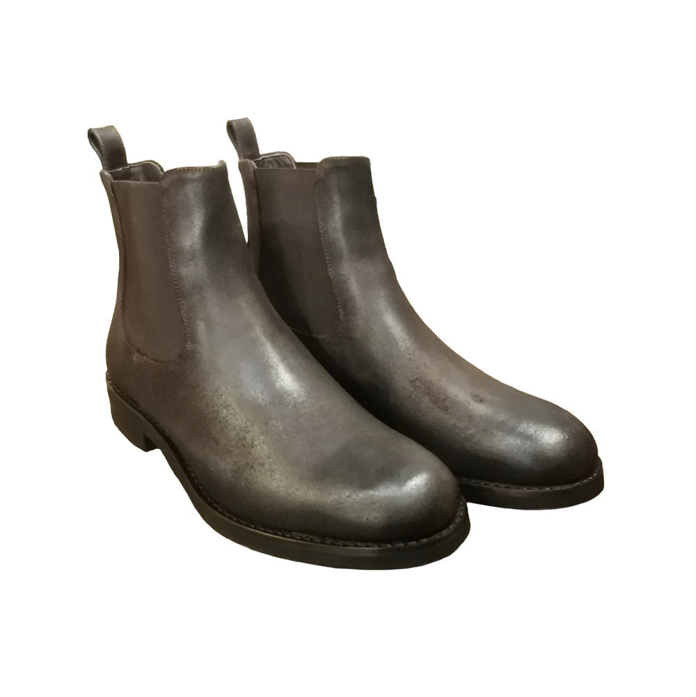 Stivaletto da uomo, in pelle rovesciata in Nabuk. Pratico e facile da indossare grazie alle due bande elastiche poste sui lati.