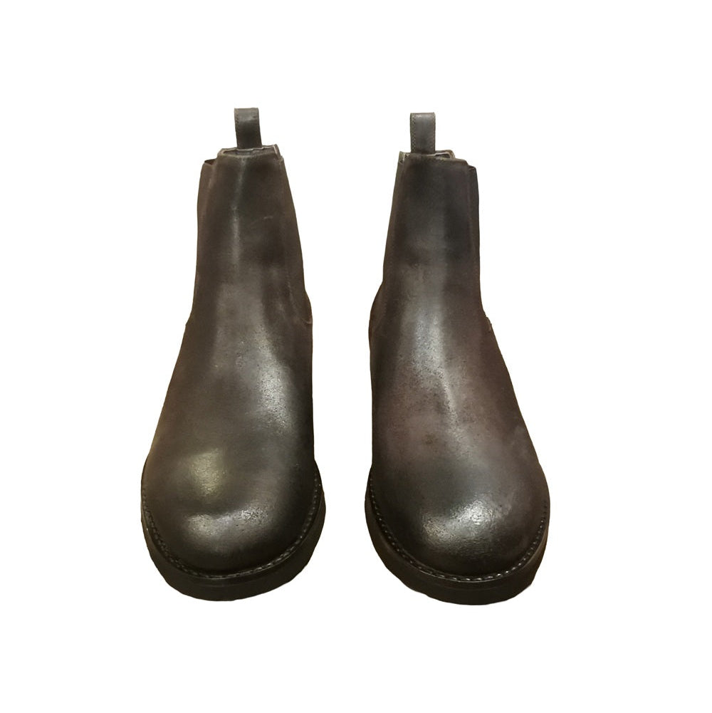 Stivaletto da uomo, in pelle rovesciata in Nabuk. Pratico e facile da indossare grazie alle due bande elastiche poste sui lati.