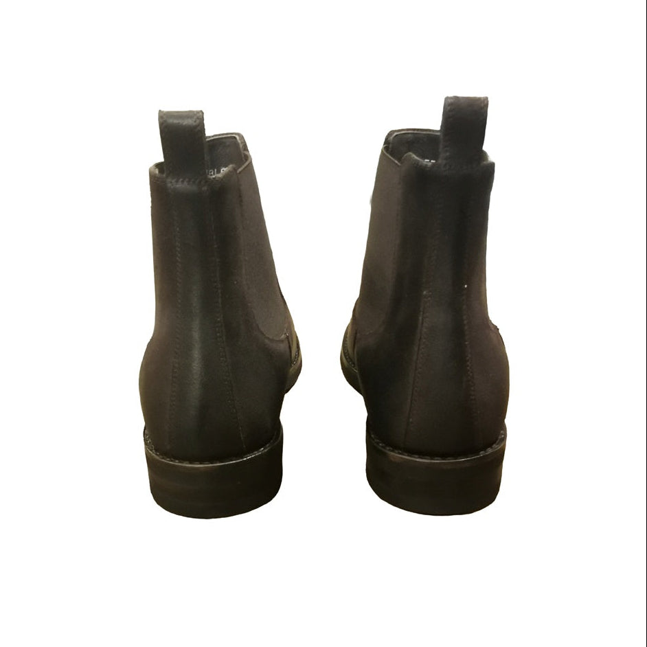 Stivaletto da uomo, in pelle rovesciata in Nabuk. Pratico e facile da indossare grazie alle due bande elastiche poste sui lati.