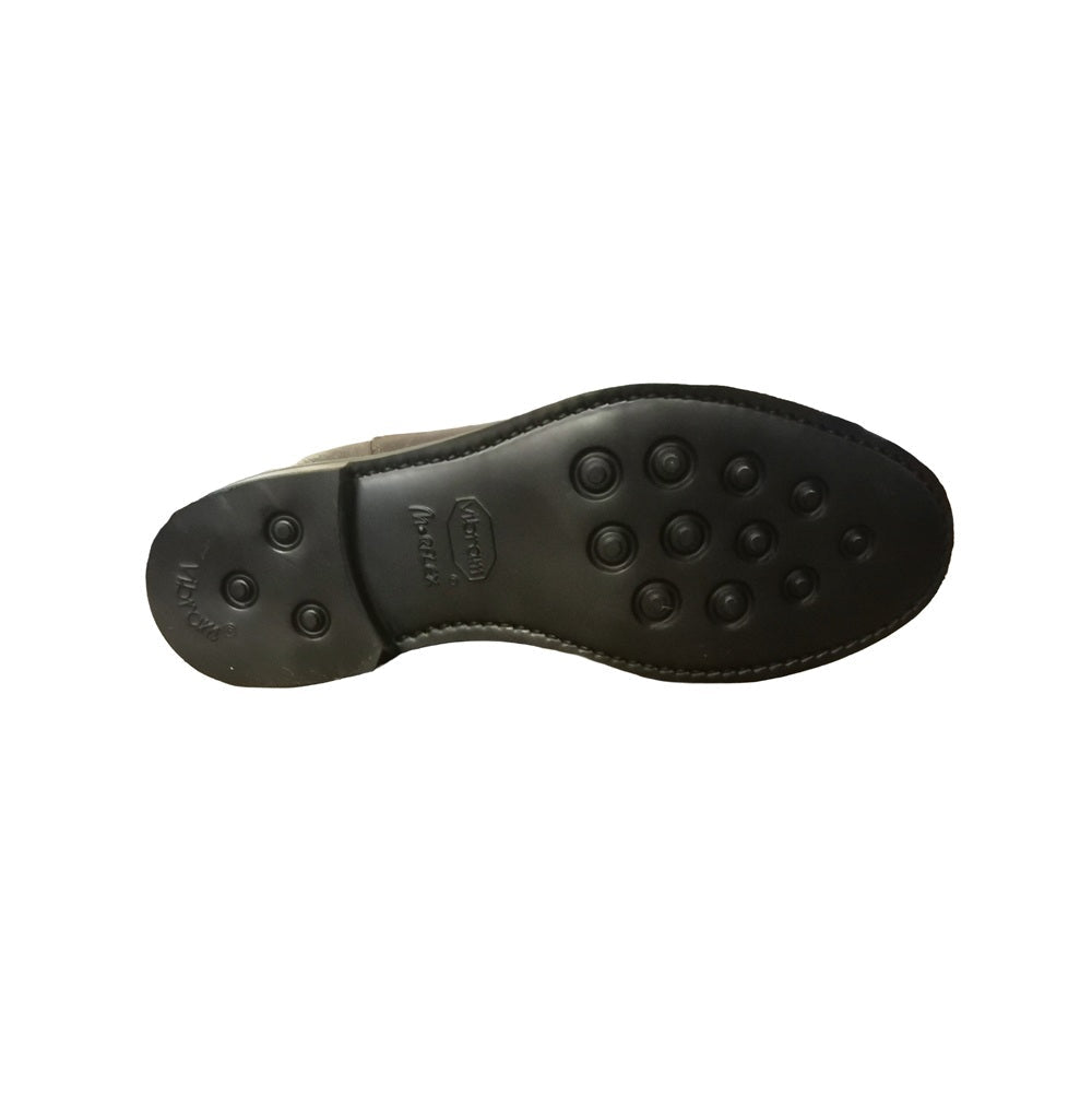 Stivaletto da uomo, in pelle rovesciata in Nabuk. Pratico e facile da indossare grazie alle due bande elastiche poste sui lati.