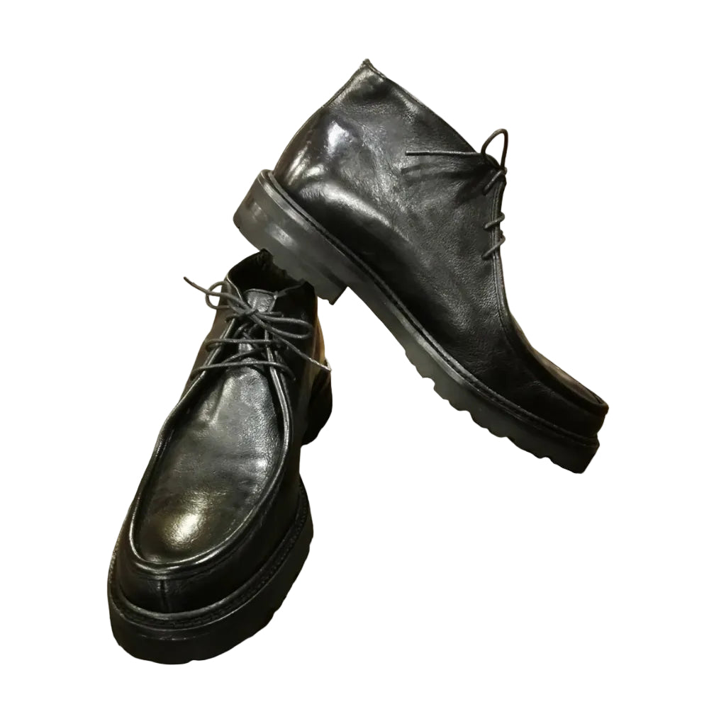 Bellissima scarpa stringata da uomo, interamente realizzata in pelle. Dal taglio classico ed elegante, perfetto da abbinare a molti look. Made in Italy
