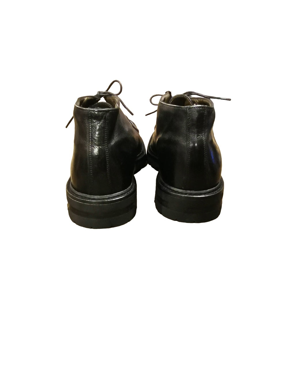 Bellissima scarpa stringata da uomo, interamente realizzata in pelle. Dal taglio classico ed elegante, perfetto da abbinare a molti look. Made in Italy