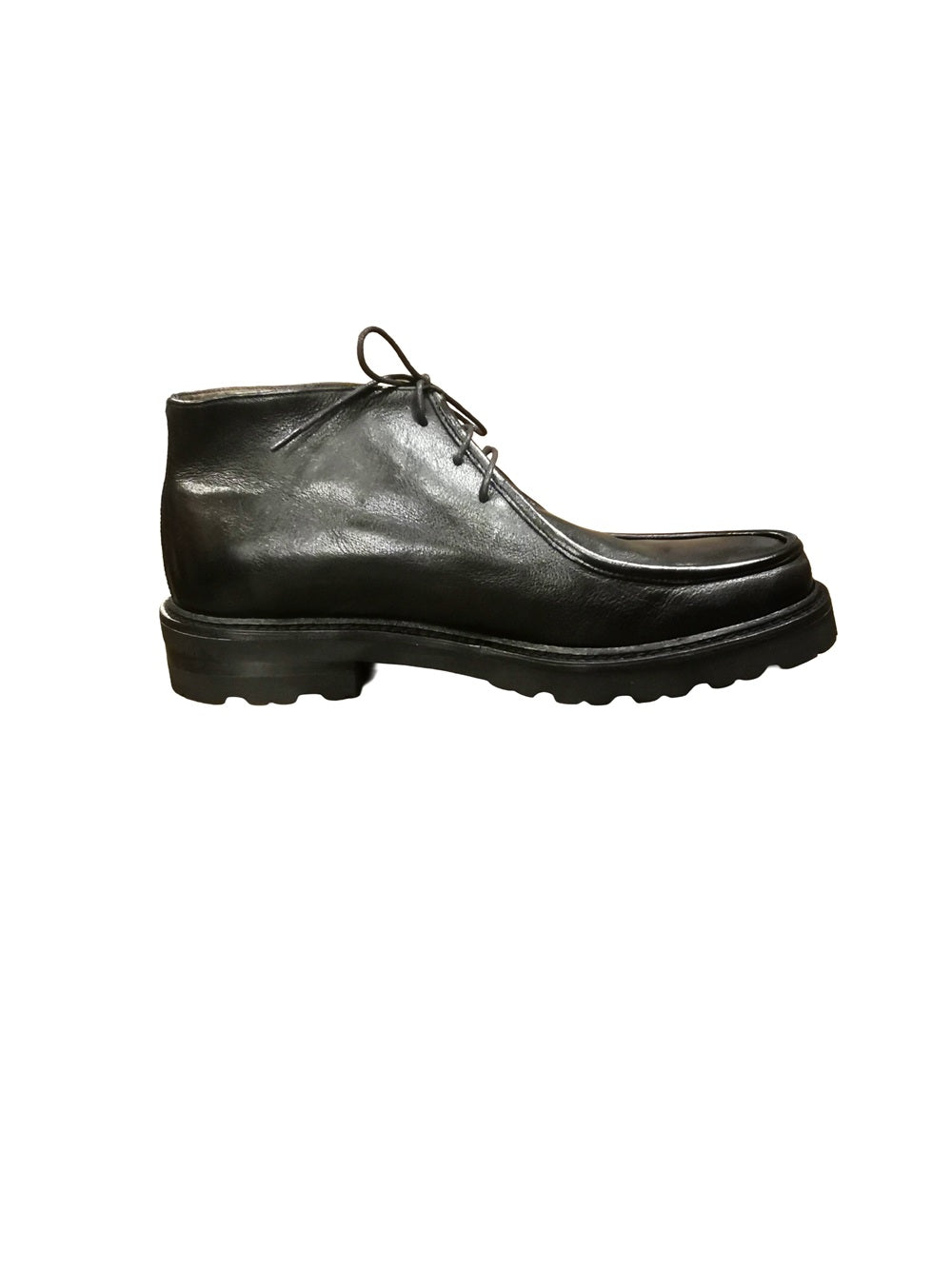 Bellissima scarpa stringata da uomo, interamente realizzata in pelle. Dal taglio classico ed elegante, perfetto da abbinare a molti look. Made in Italy