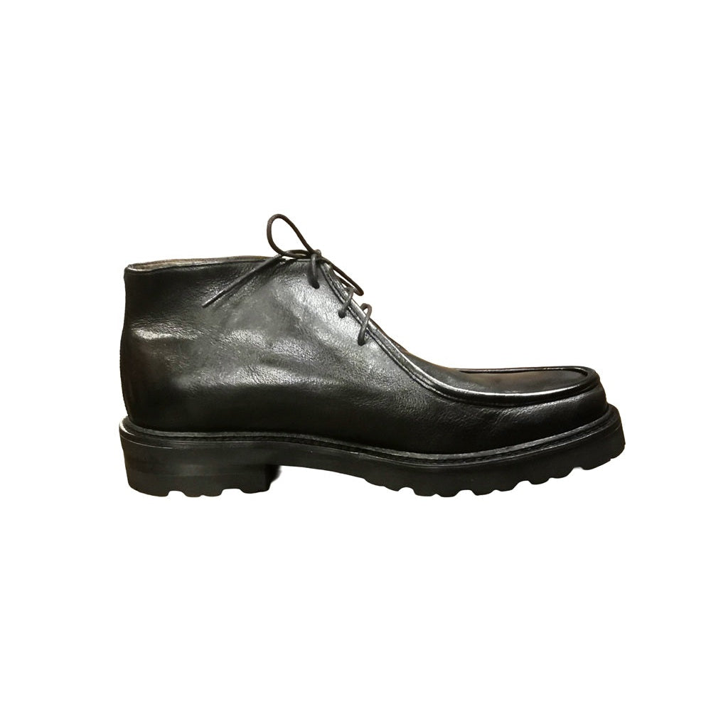 Bellissima scarpa stringata da uomo, interamente realizzata in pelle. Dal taglio classico ed elegante, perfetto da abbinare a molti look. Made in Italy
