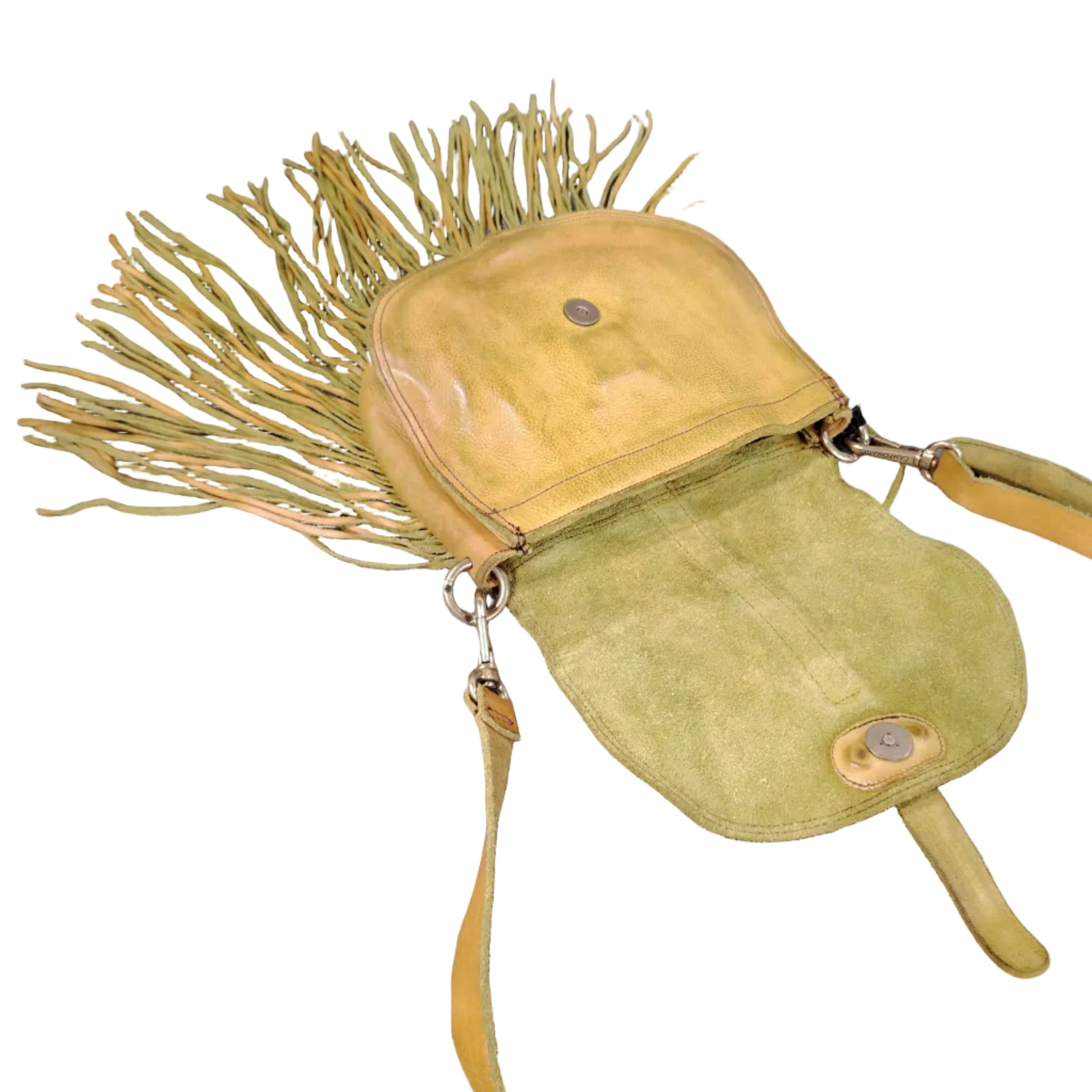 Borsa a tracolla con frange in pelle, tracolla staccabile e regolabile, chiusura con bottone magnetico.