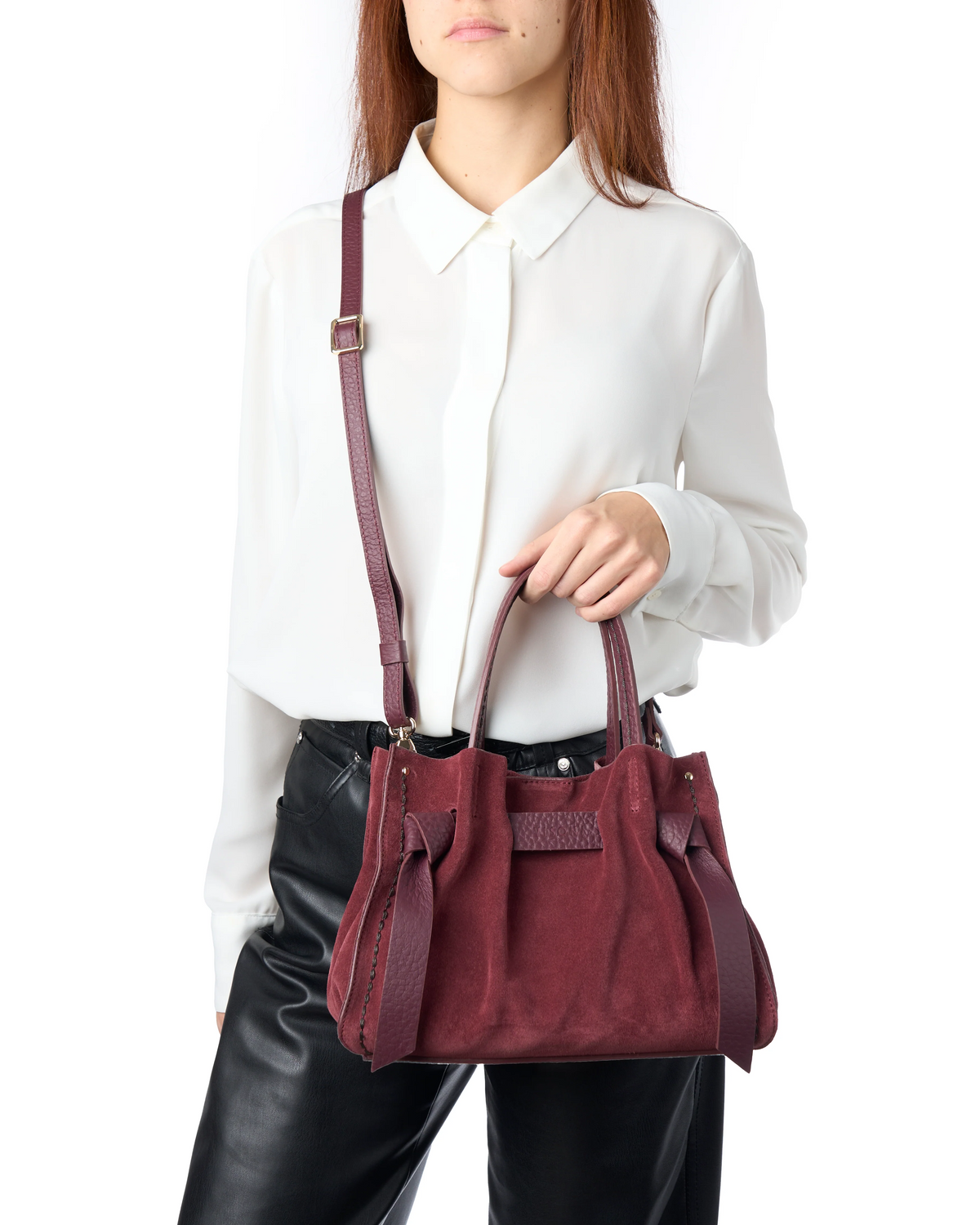 Borsa a mano di piccole-medie dimensioni con fiocchetti in pelle regolabili e tasca interna con zip. 100% Made in Italy.