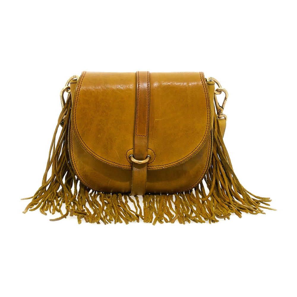 Borsa a tracolla con frange in pelle, tracolla staccabile e regolabile, chiusura con bottone magnetico.
