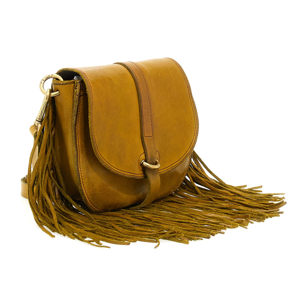 Borsa a tracolla con frange in pelle, tracolla staccabile e regolabile, chiusura con bottone magnetico.