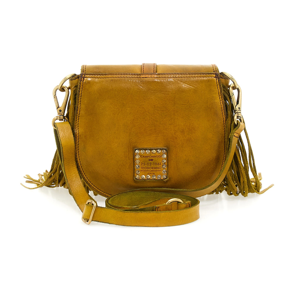 Borsa a tracolla con frange in pelle, tracolla staccabile e regolabile, chiusura con bottone magnetico.