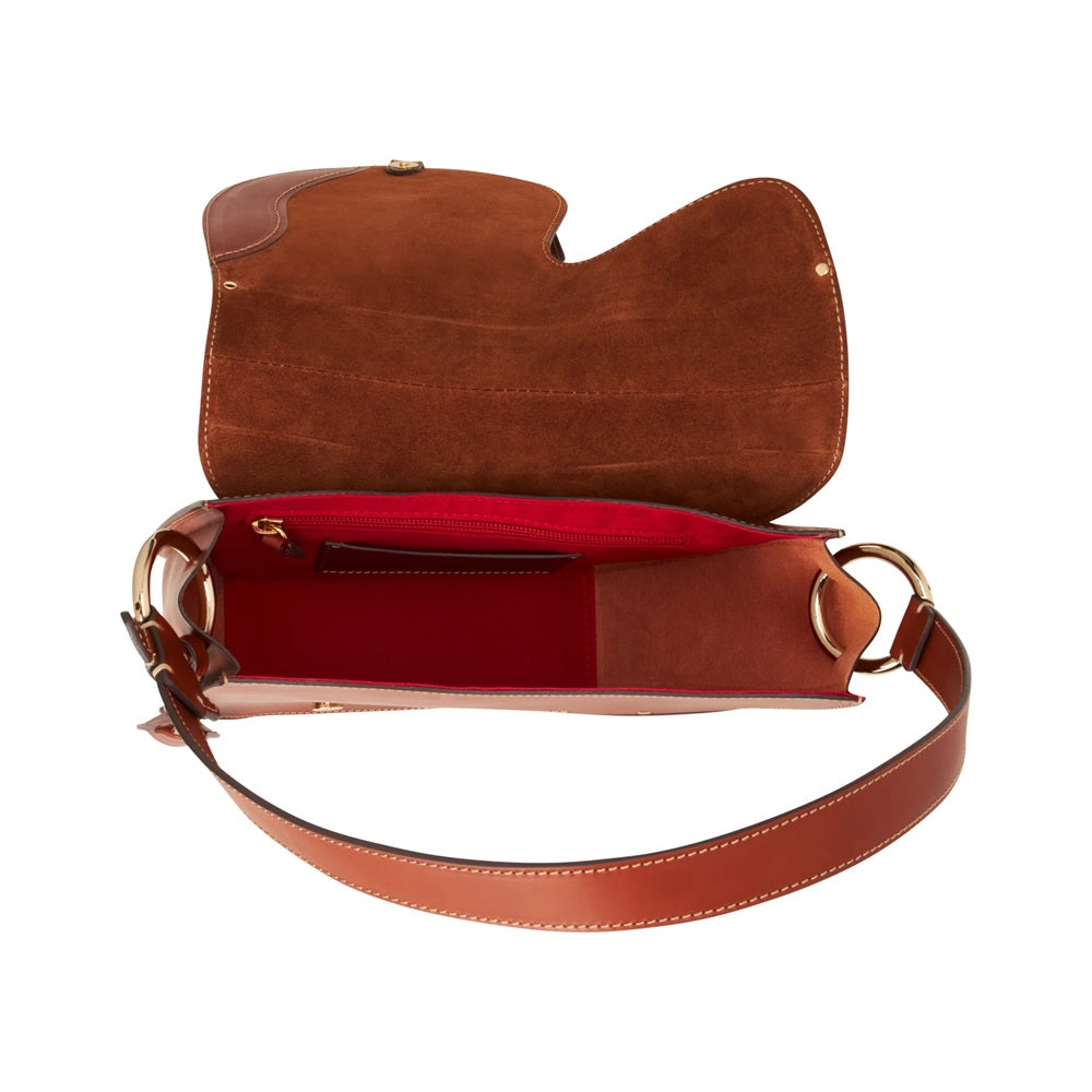 Borsa a forma di sella, con doppia tracolla, una fissa e una staccabile e regolabile. Pura eleganza fatta a borsa. Made in Italy