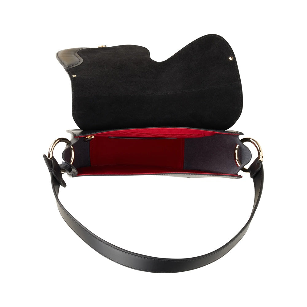 Borsa a forma di sella, con doppia tracolla, una fissa e una staccabile e regolabile. Pura eleganza fatta a borsa. Made in Italy