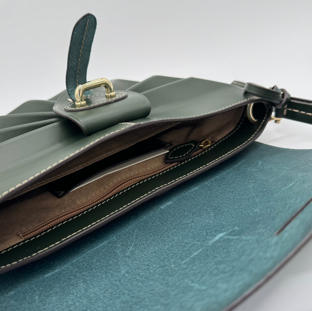 Borsa, realizzata interamente in pelle, della linea Origami, di Boldrini Selleria.