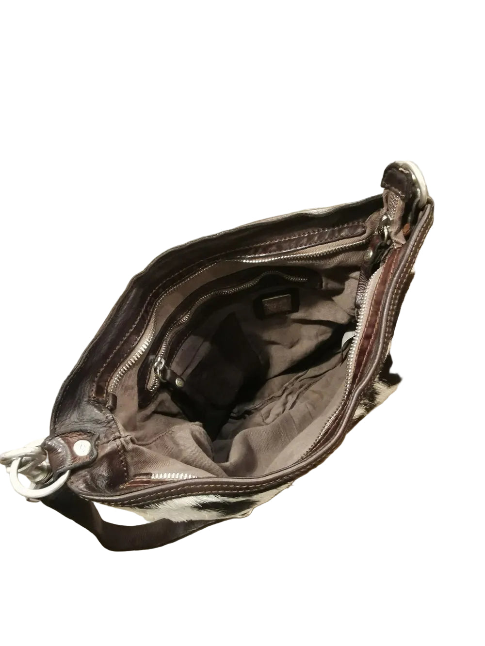Borsa monospalla realizzata interamente in pelle e pelle di vacchetta a pelo, con doppia tracolla una corta e una lunga, entrambe staccabili. Made in Italy