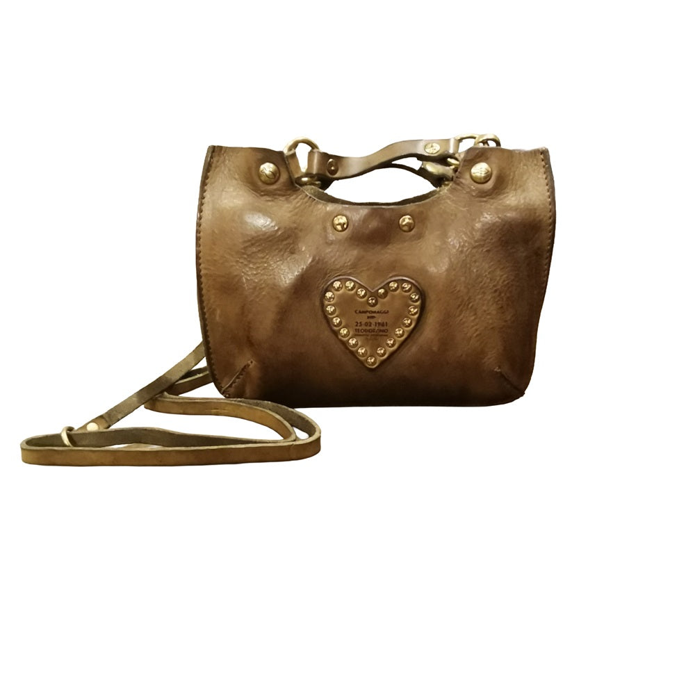Borsa piccola, interamente realizzata in pelle, di Campomaggi. Ha doppi manici fissi e tracolla staccabile e regolabile. Made in Italy