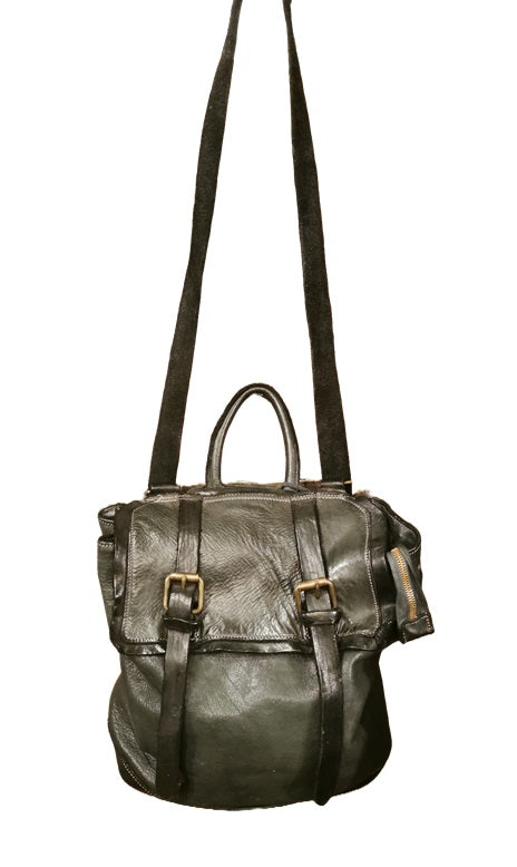 Borsa che si trasforma e diventa zaino, interamente realizzata in morbida pelle. Made in Italy