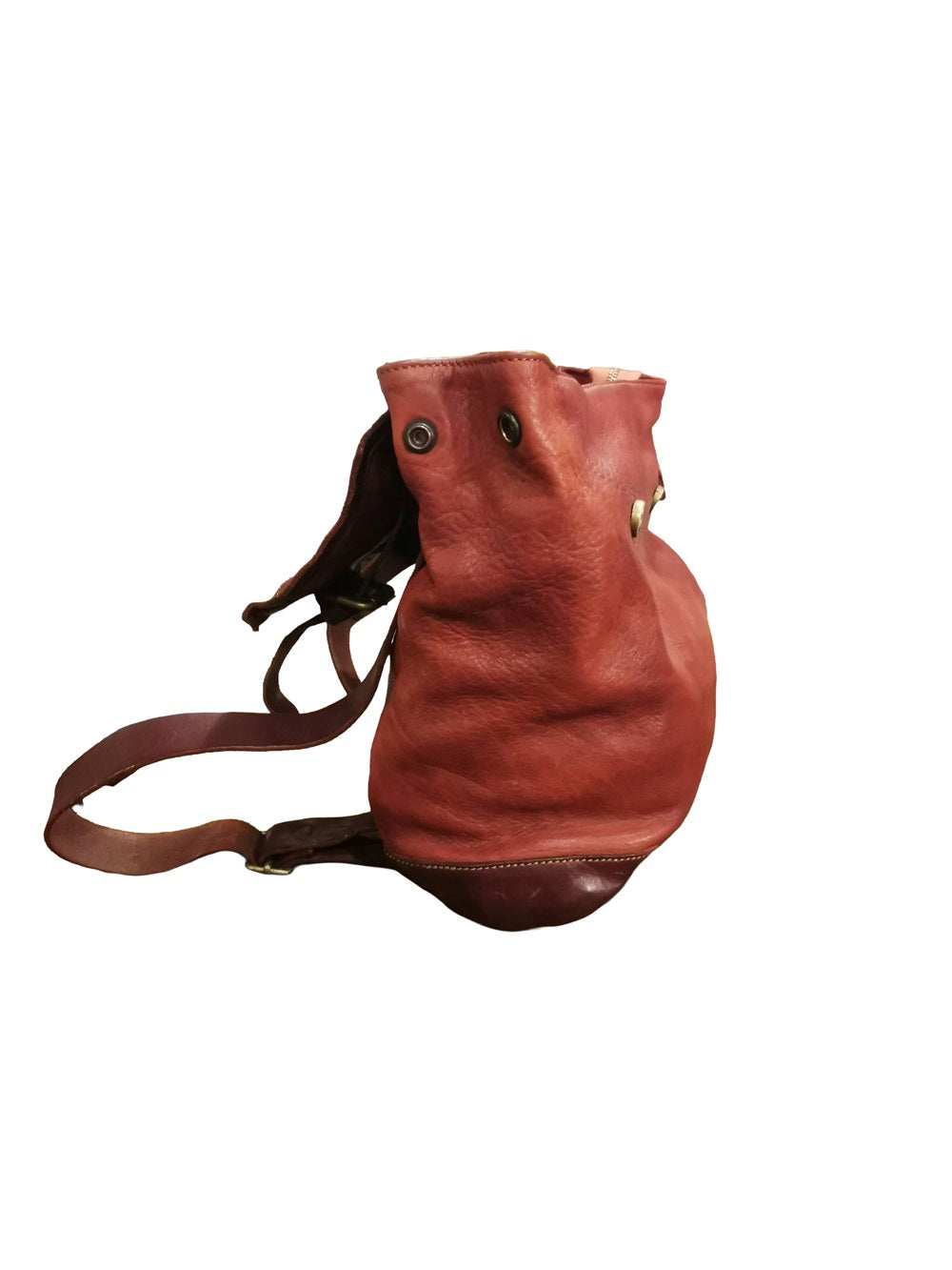 Borsa che si trasforma e diventa zaino, interamente realizzata in morbida pelle. Made in Italy