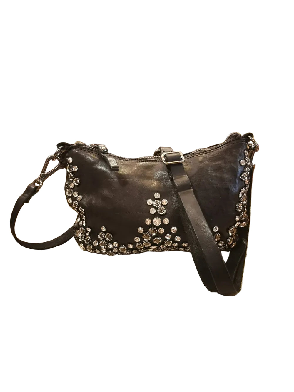 Pochette, della linea Teresa di Campomaggi. Decorata con borchie a forma di fiori e strass. Con doppia tracolla, una a mano e una regolabile. Made in Italy